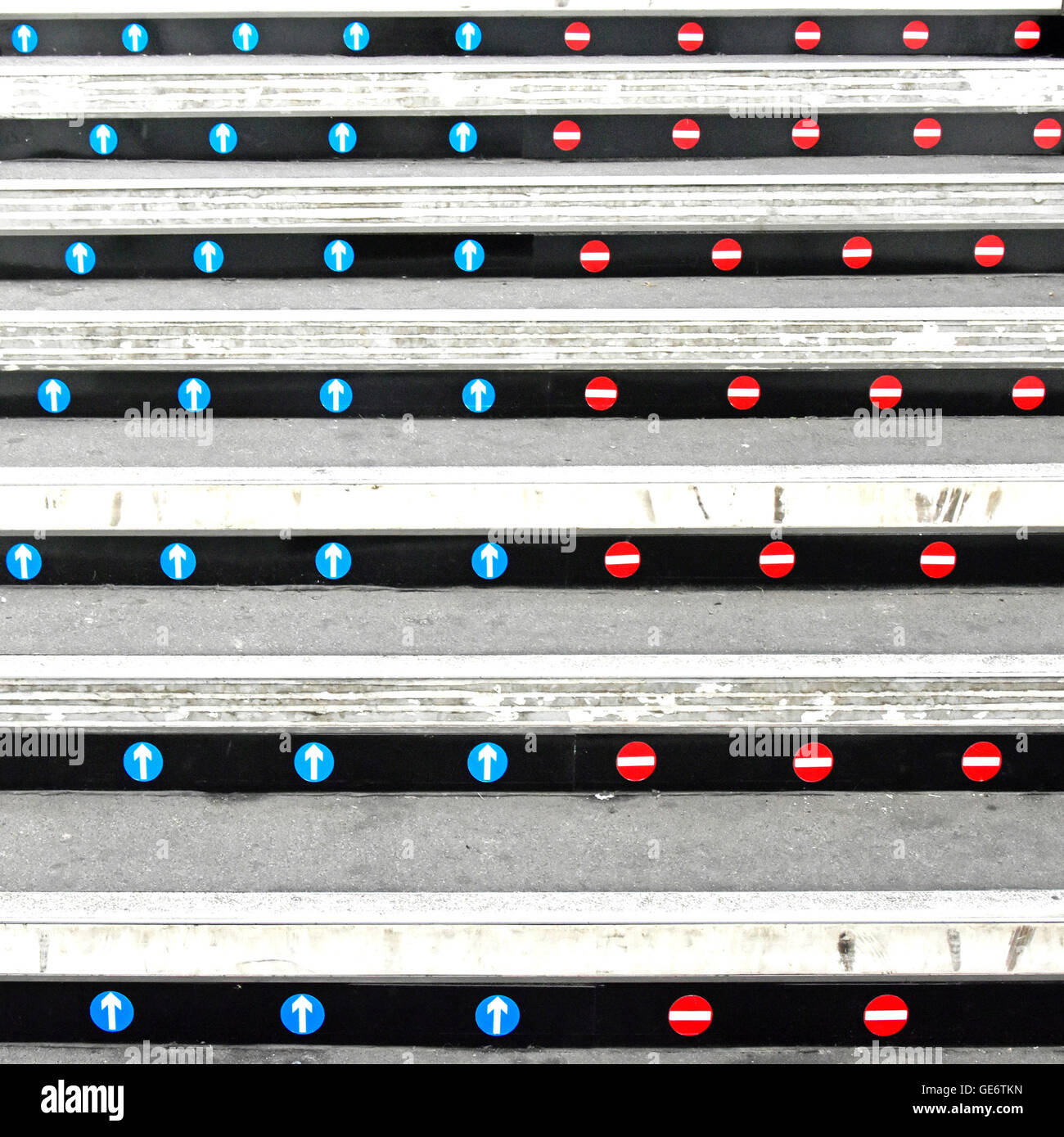 Adesivi sui montanti della stazione ferroviaria di scala della piattaforma per indicare la corretta su & giù accesso a migliorare le condizioni di sicurezza per i passeggeri del treno Foto Stock