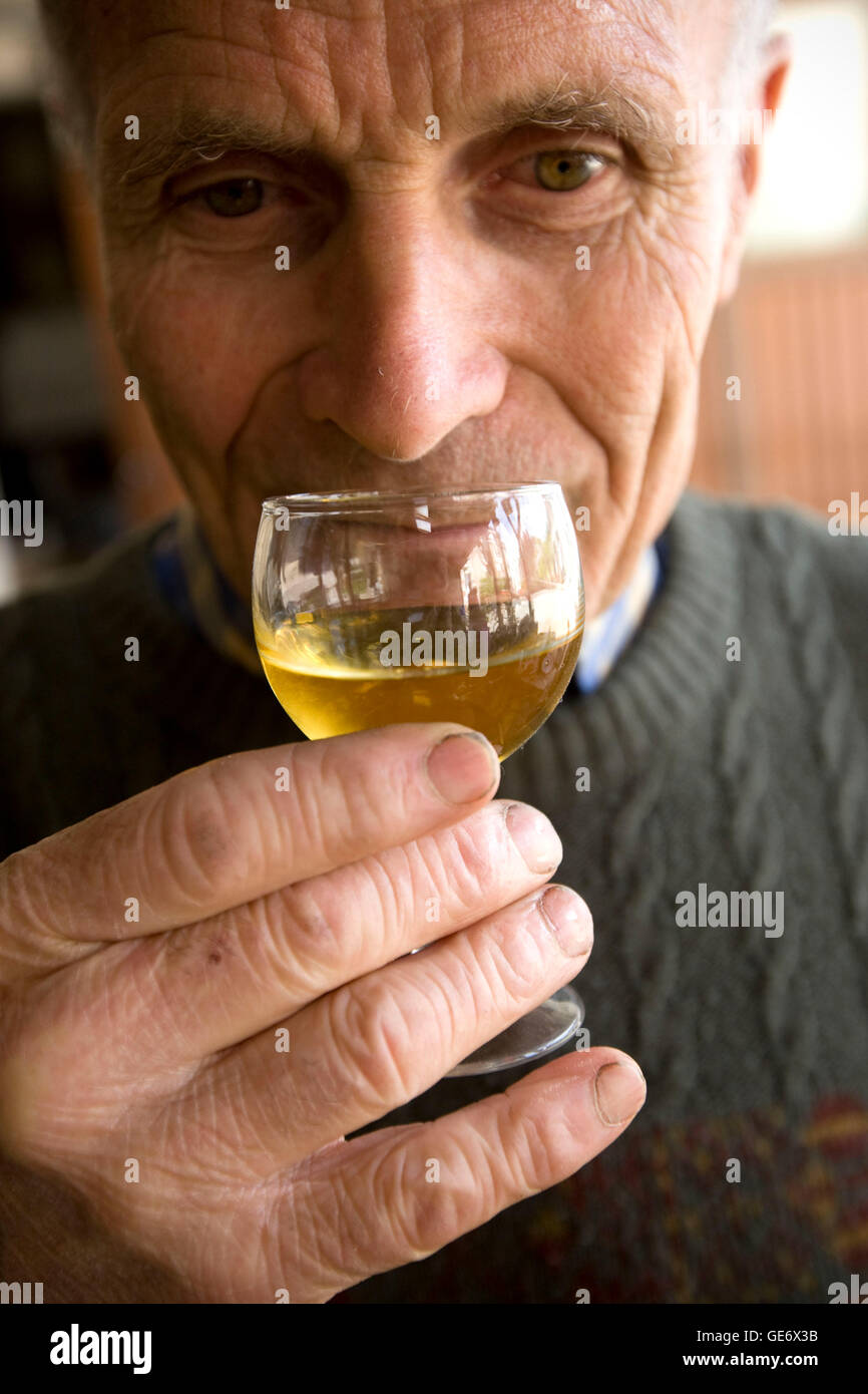 Enologo Daniel Jarry tiene un bicchiere di propria produzione in Vouvray, Francia, 26 giugno 2008. Foto Stock