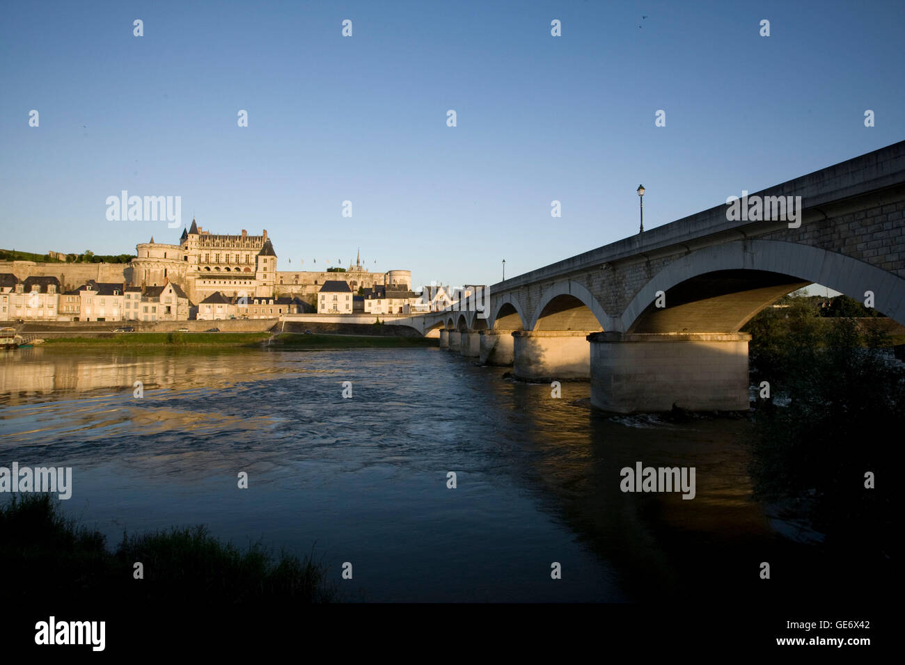 Vista del castello di Amboise e il fiume Loira in Francia, 26 giugno 2008. Foto Stock
