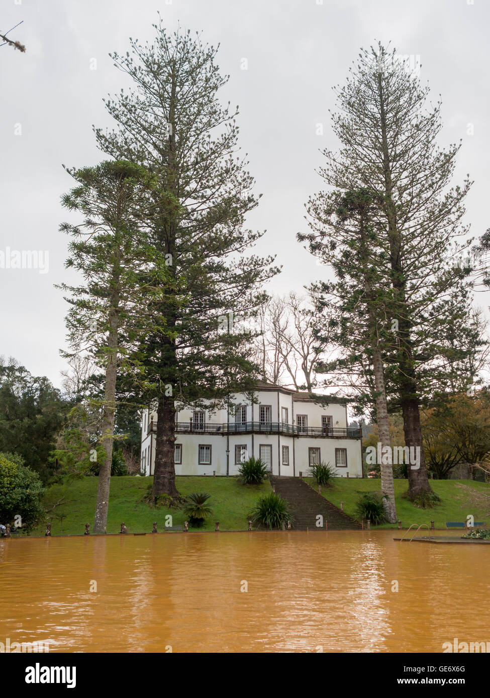 Ferro colorata piscina geotermica di Terra Nostra Park di Furnas Foto Stock