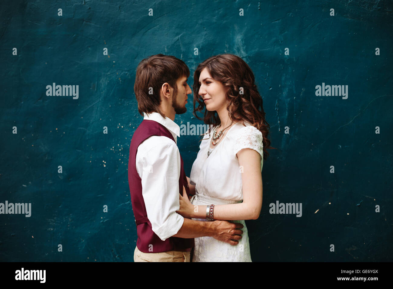 Amare coppie in viaggio di nozze in piedi , multinazionale di persone. Copia dello spazio. Foto Stock