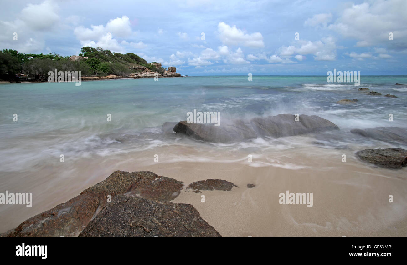 Bellissima spiaggia sul mare con la nebbia onda nel giorno di estate Foto Stock