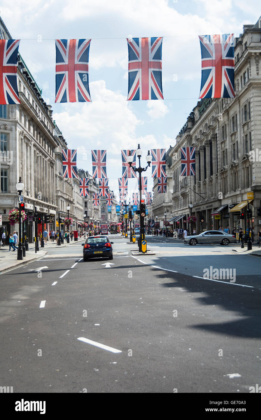 Le bandiere sono fuori su Regent Street nel centro di Londra in previsione del prossimo 23 Giugno Referendum per rimanere o lasciare la Comunità europea Foto Stock