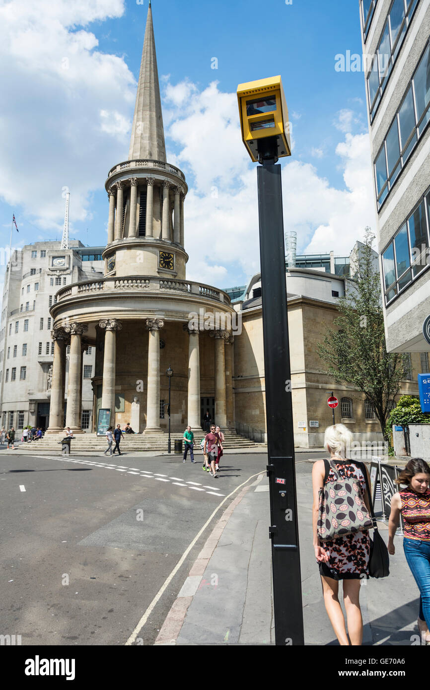 Grande fratello piastra numero di telecamera di riconoscimento nei pressi di tutte le anime chiesa su Langham Place, Londra, Regno Unito Foto Stock