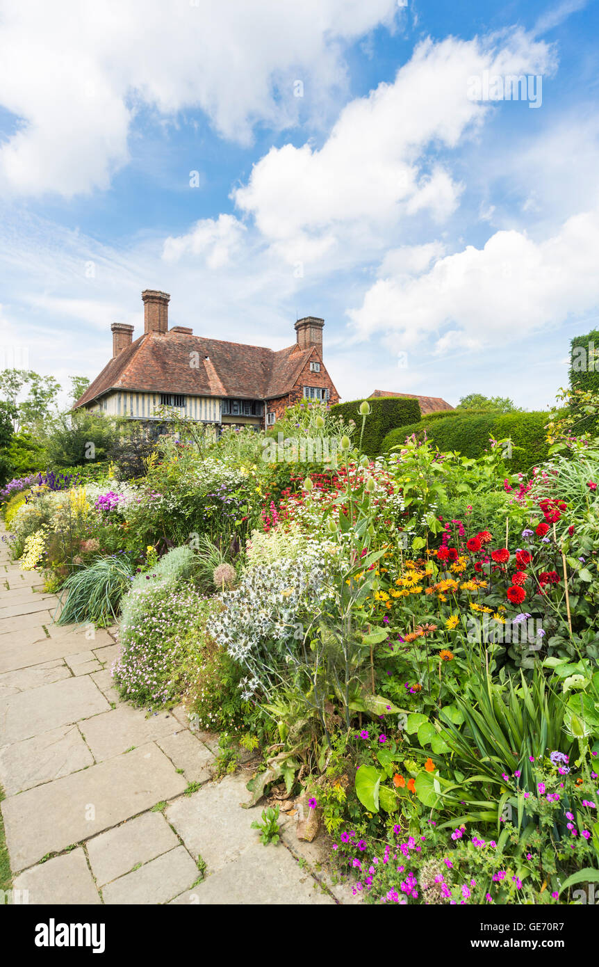 La lunga frontiera a Great Dixter, la country house, la casa e il giardino di Christopher Lloyd, Northiam, East Sussex, in estate Foto Stock