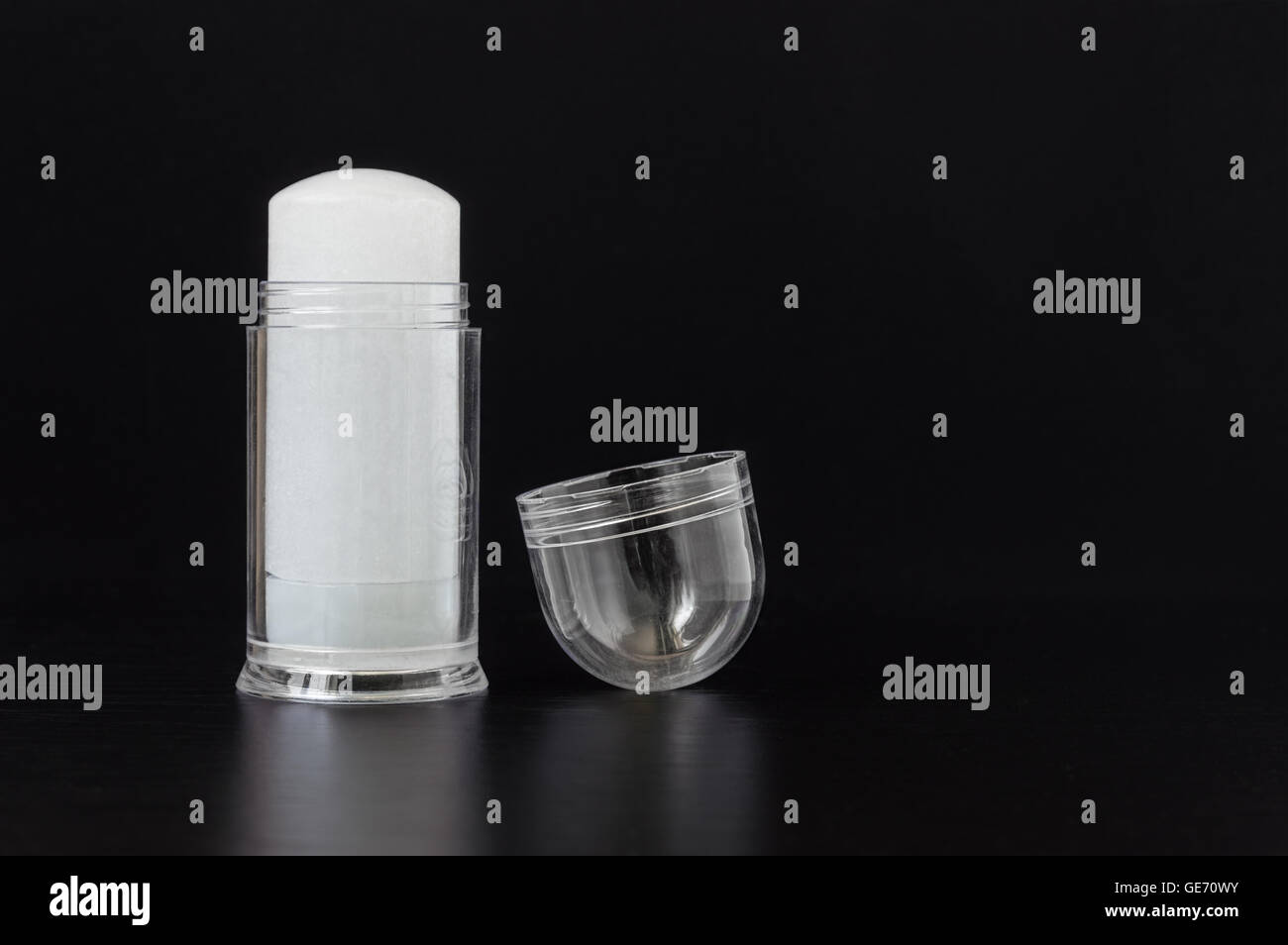Cristallo di allume push-up deodorante stick protettivo in custodia di plastica trasparente su sfondo nero Foto Stock