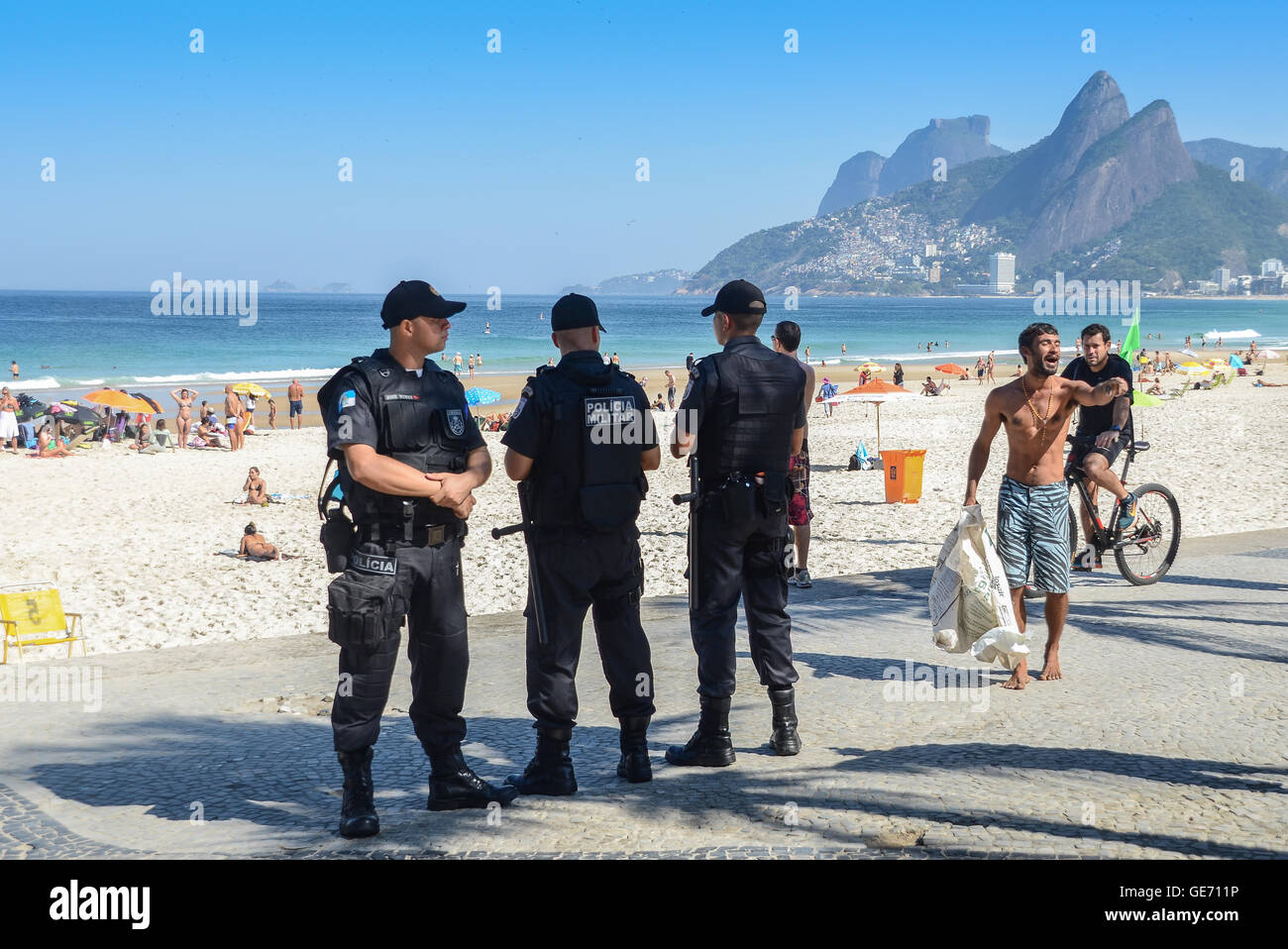 Rio de Janeiro la polizia guarda oltre i turisti presso la spiaggia di  Ipanema. Rio è tristemente famoso per la piccola criminalità Foto stock -  Alamy