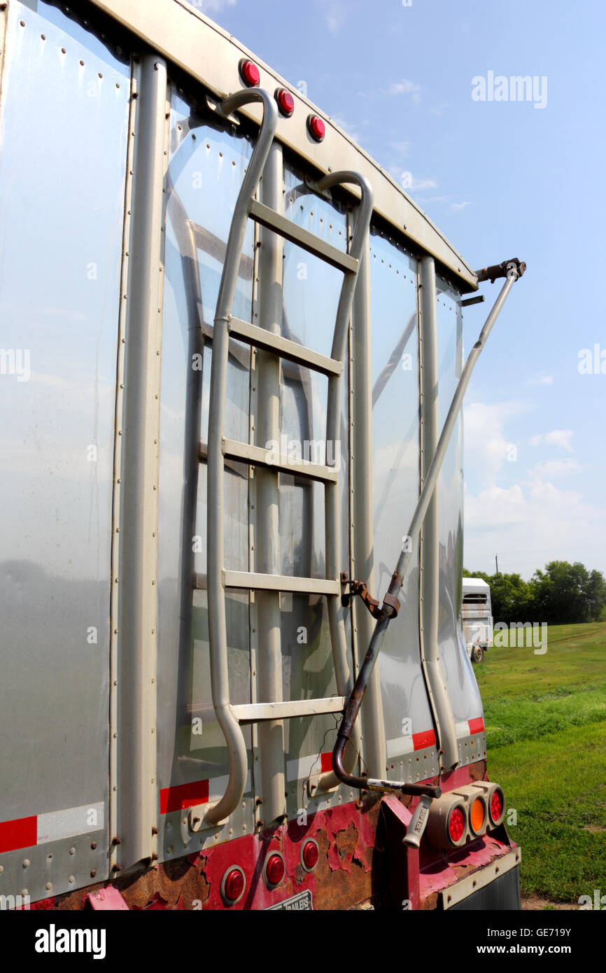 La scala sul retro di un semirimorchio o di un rimorchio Foto Stock