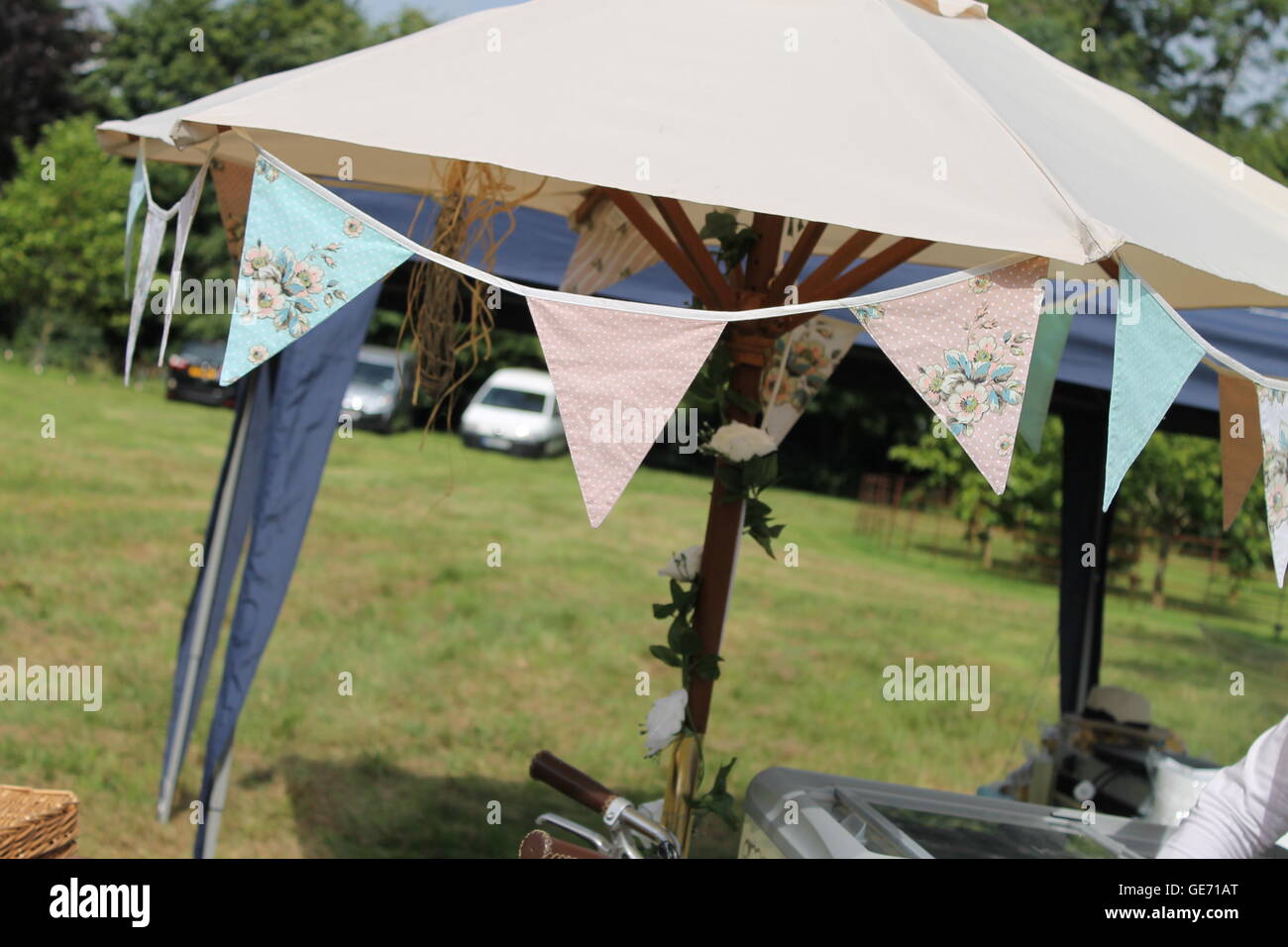 Bunting, estate Wedding, festa, camping, tenda, glamping, garland, decorazione esterna, giardino partito, vintage, bandiere Foto Stock