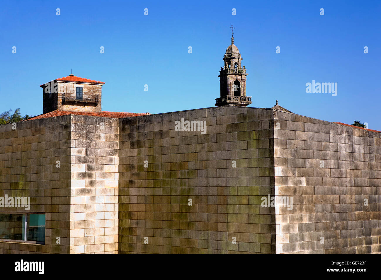 CGAC (Centro Gallego de Arte Contemporáneo). E il convento e la chiesa di San Domingos de Bonaval. Santiago de Compostela. Coruña p Foto Stock