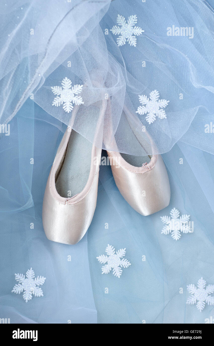 Pointe scarpe e i fiocchi di neve su azzurro sfondo tutu Foto stock - Alamy