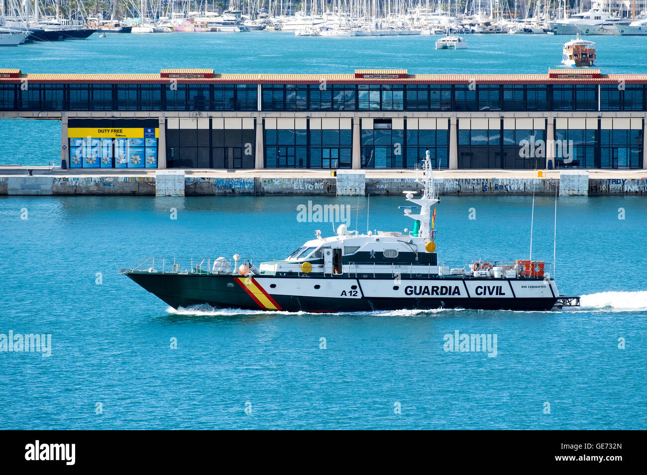 Una Guardia civile di pattugliamento in barca al porto di Palma di Maiorca, SPAGNA Foto Stock