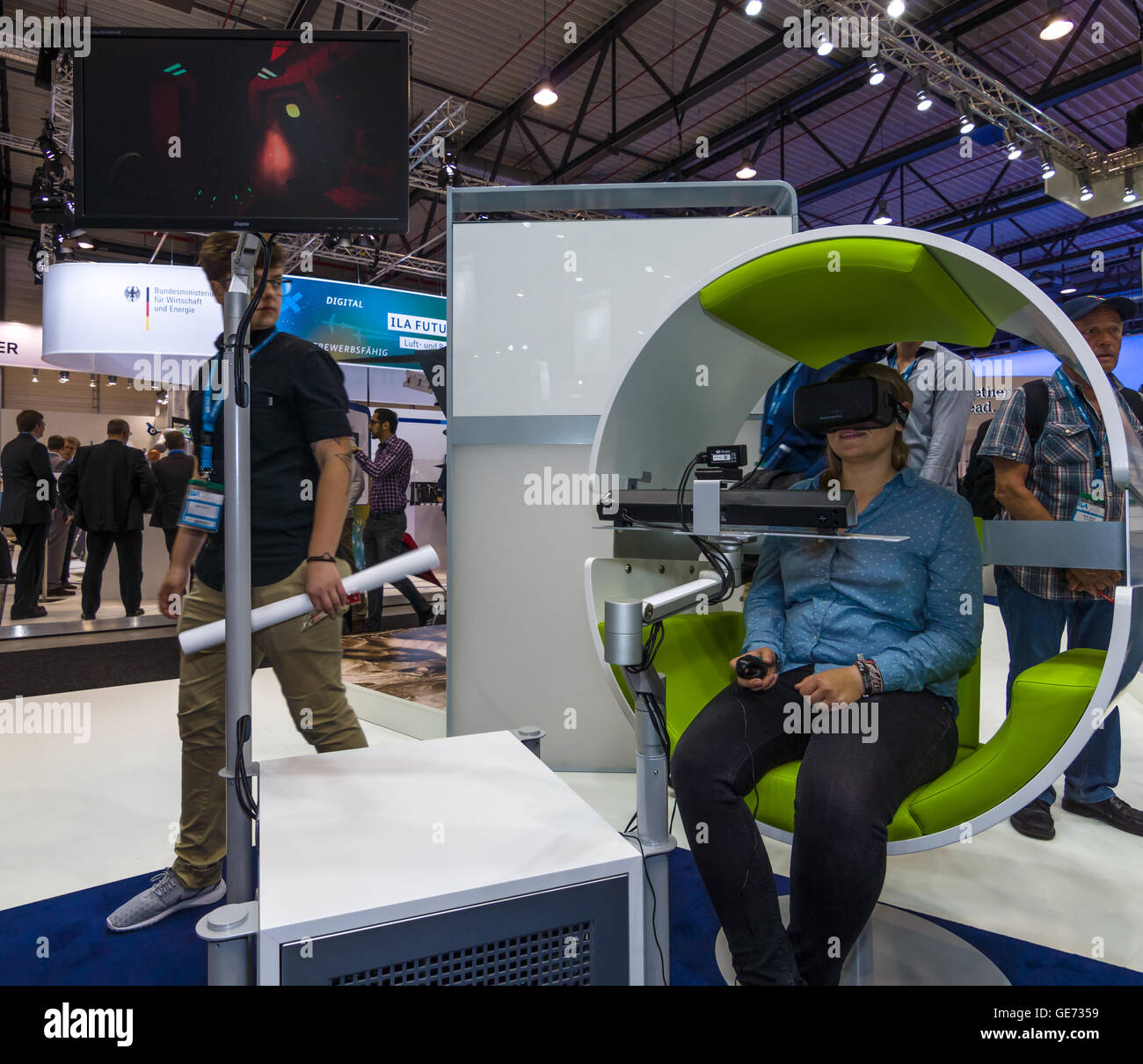 Lo stand del Gruppo Airbus. Simulatore di volo basato sulla realtà virtuale bicchieri Oculus Rift. Foto Stock