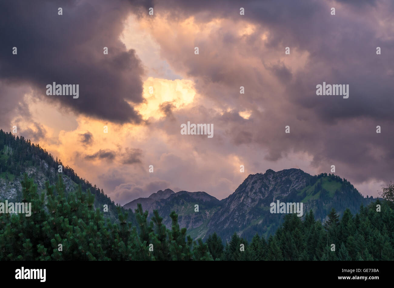 Tempestoso e drammatici nuvole sopra le montagne vicino a Oberstdorf, Allgau, Germania Foto Stock