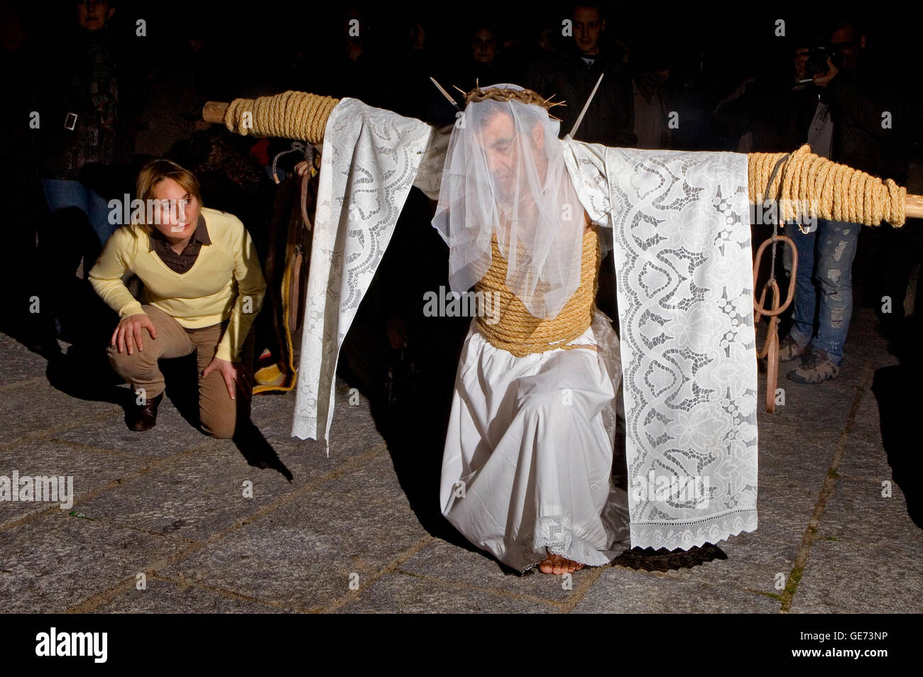 "Empalaos' (impaleds), la Settimana Santa in Valverde de la Vera. Empalao e famiglia.Caceres provincia, Estremadura, Spagna Foto Stock