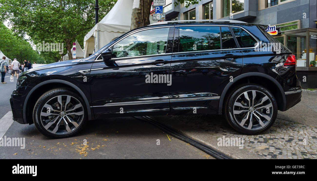 Berlino - Giugno 05, 2016: crossover compatto SUV Volkswagen Tiguan, 2016. Classic giorni Berlino 2016. Foto Stock