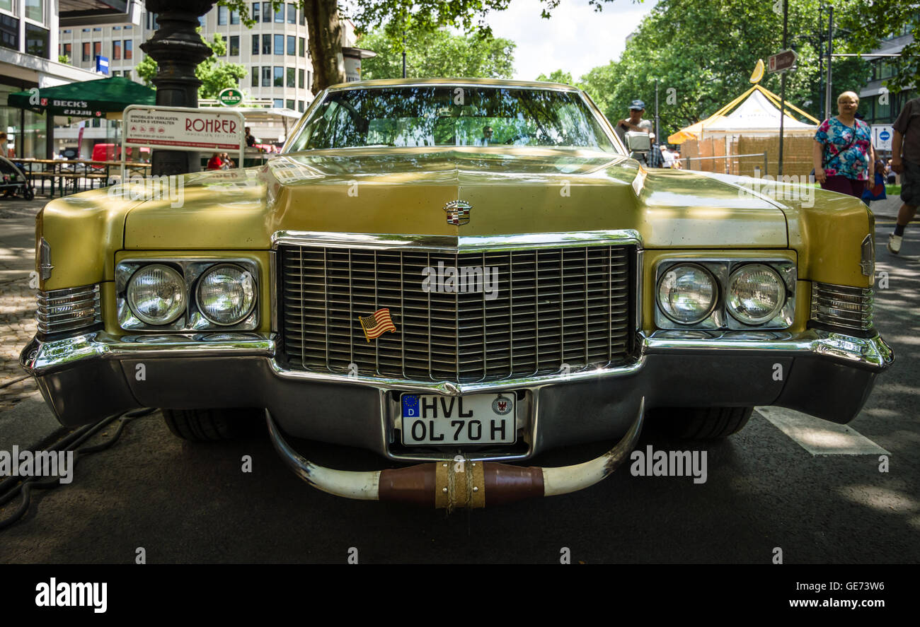 Berlino - Giugno 05, 2016: full-size auto di lusso Cadillac Sedan Deville, 1970. Classic giorni Berlino 2016. Foto Stock