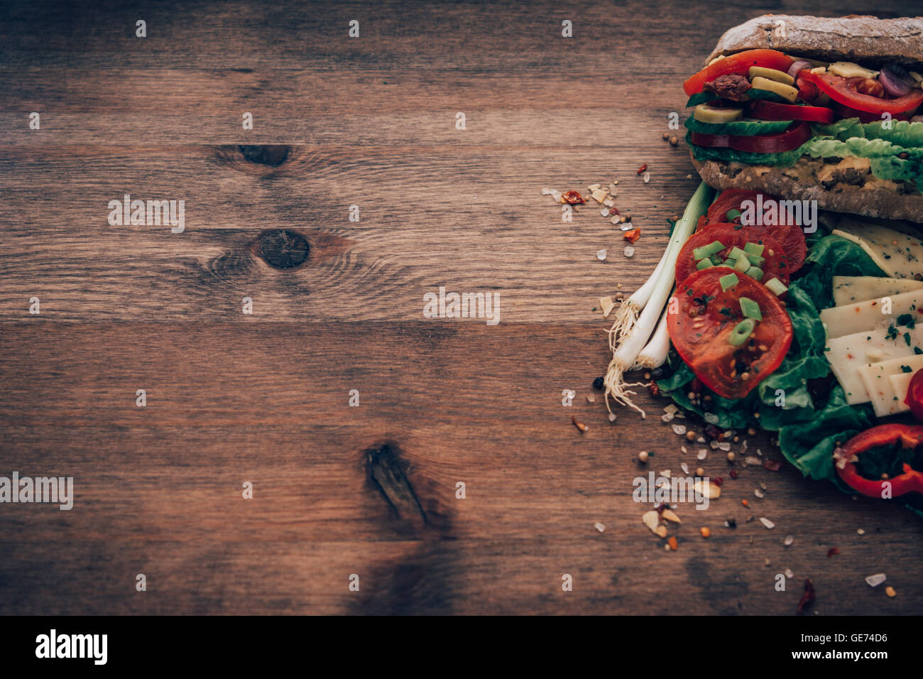 Scatti di bellezza di cibo in un ambiente rustico con camera per tipo, copia dello spazio. Foto Stock