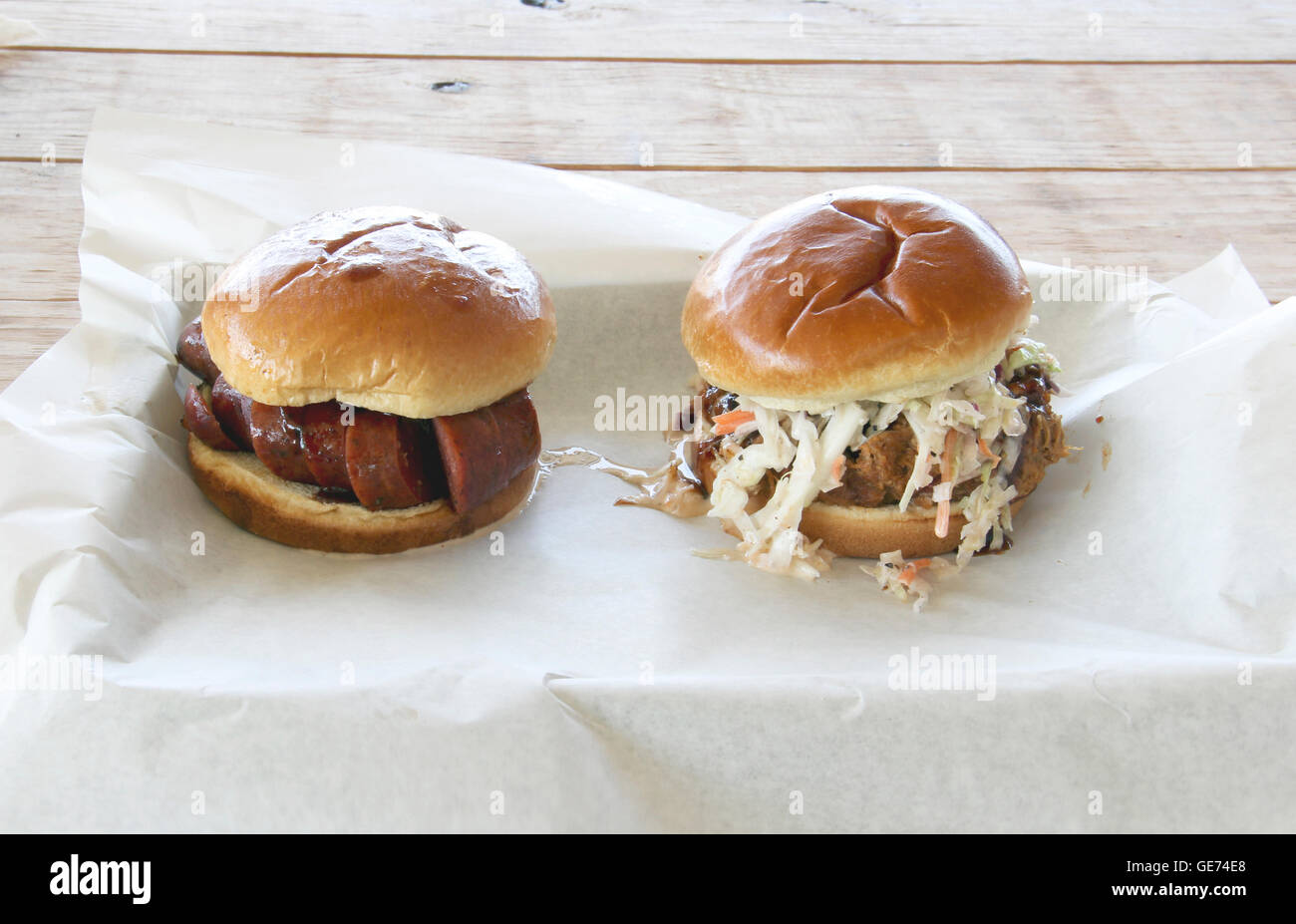 Due barbecue grigliate panini su panini pronti a mangiare Foto Stock