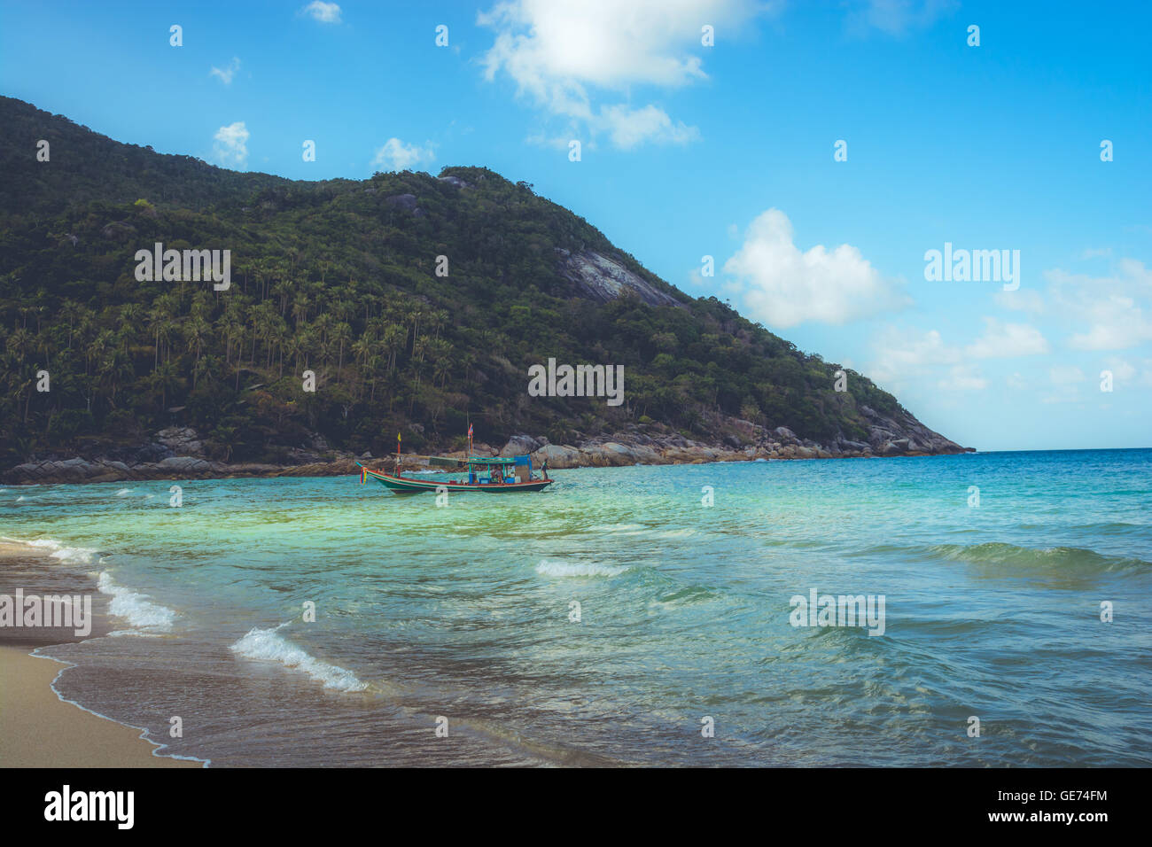 Una barca è lo sbarco sulla spiaggia di bottiglia, su Koh Pha Ngan, Thailandia Foto Stock