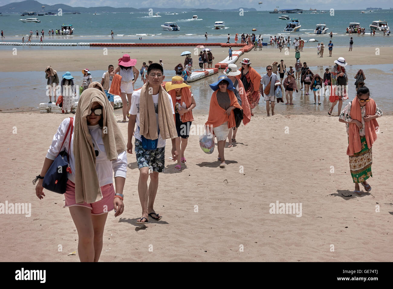 Un folto gruppo di turisti cinesi di ritorno da un viaggio in barca. Pattaya Thailandia Sudest Asiatico. Foto Stock