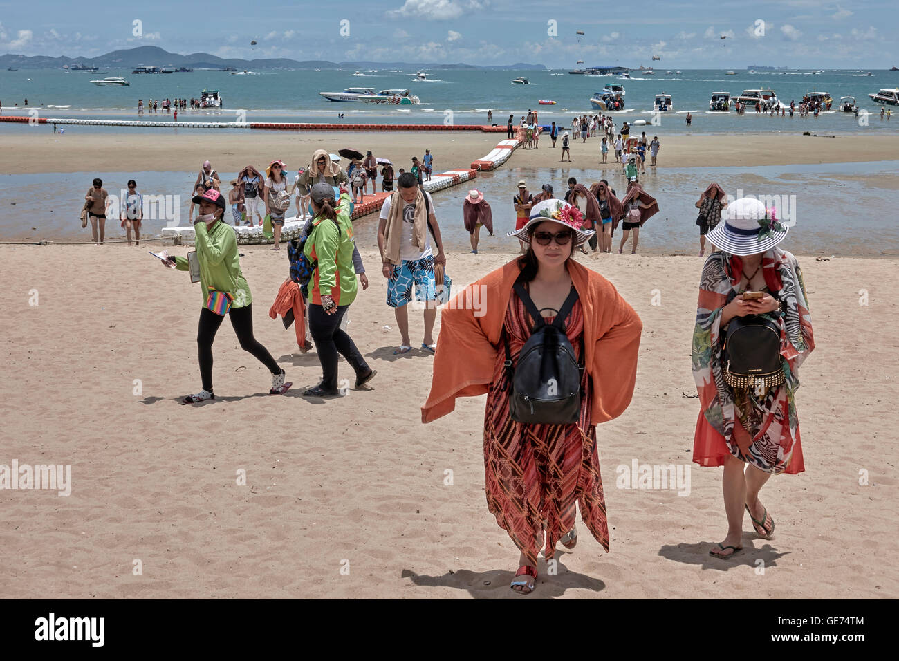 Un folto gruppo di turisti cinesi di ritorno da un viaggio in barca. Pattaya Thailandia Sudest Asiatico. Foto Stock