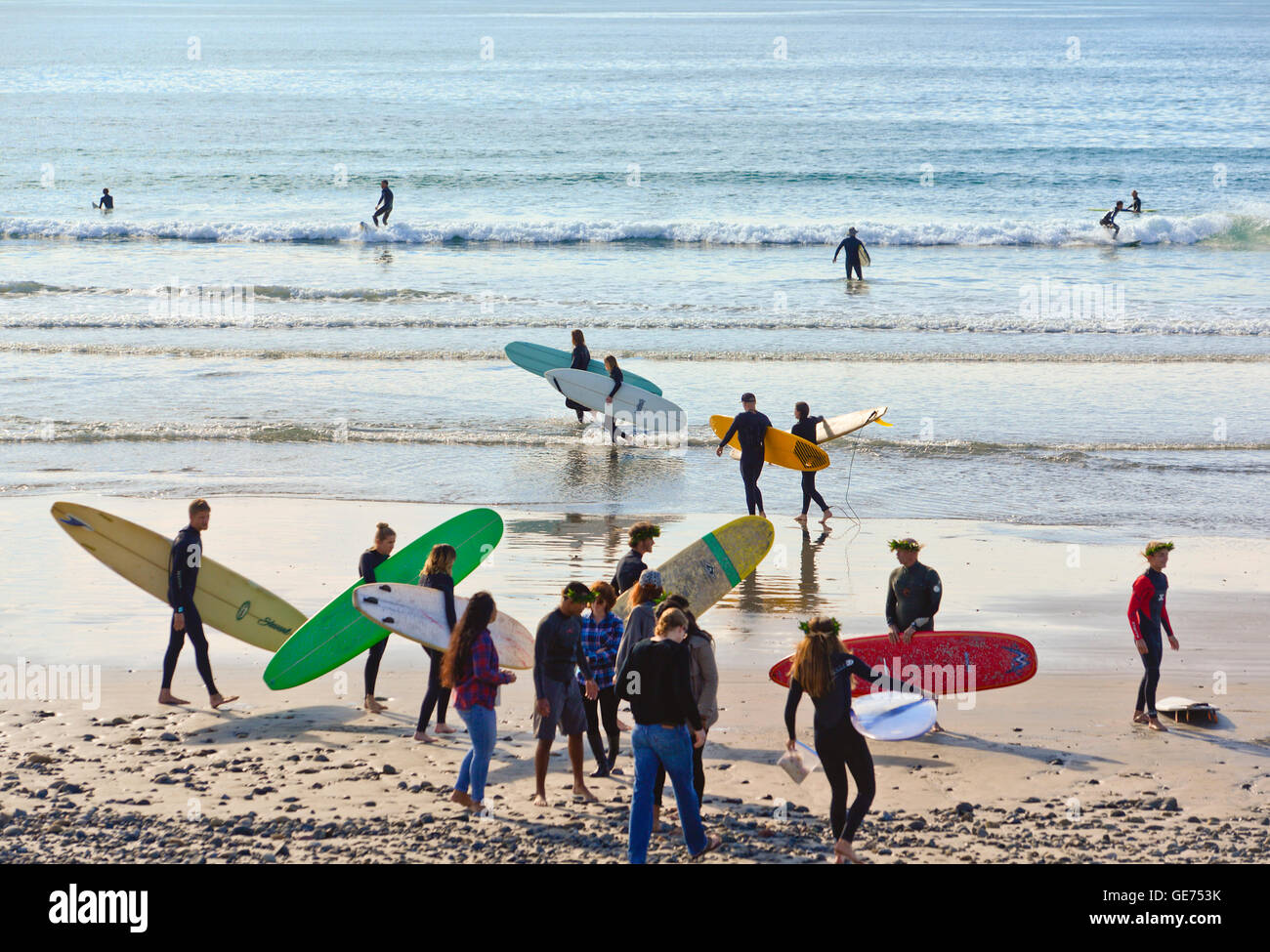 San Diego, California, surfisti su una spiaggia affollata Foto Stock