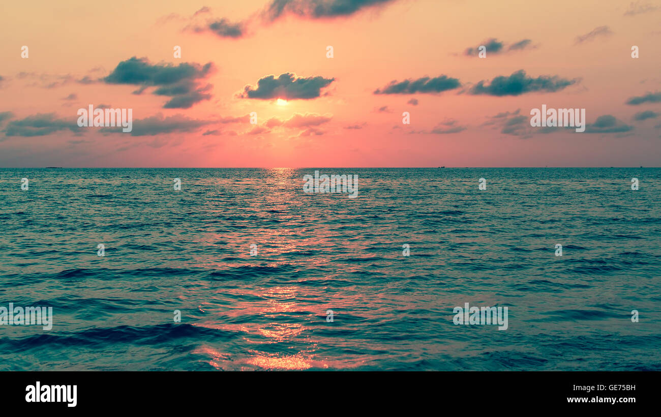 Bel tramonto con riflessi rosso su un mare calmo. Foto Stock