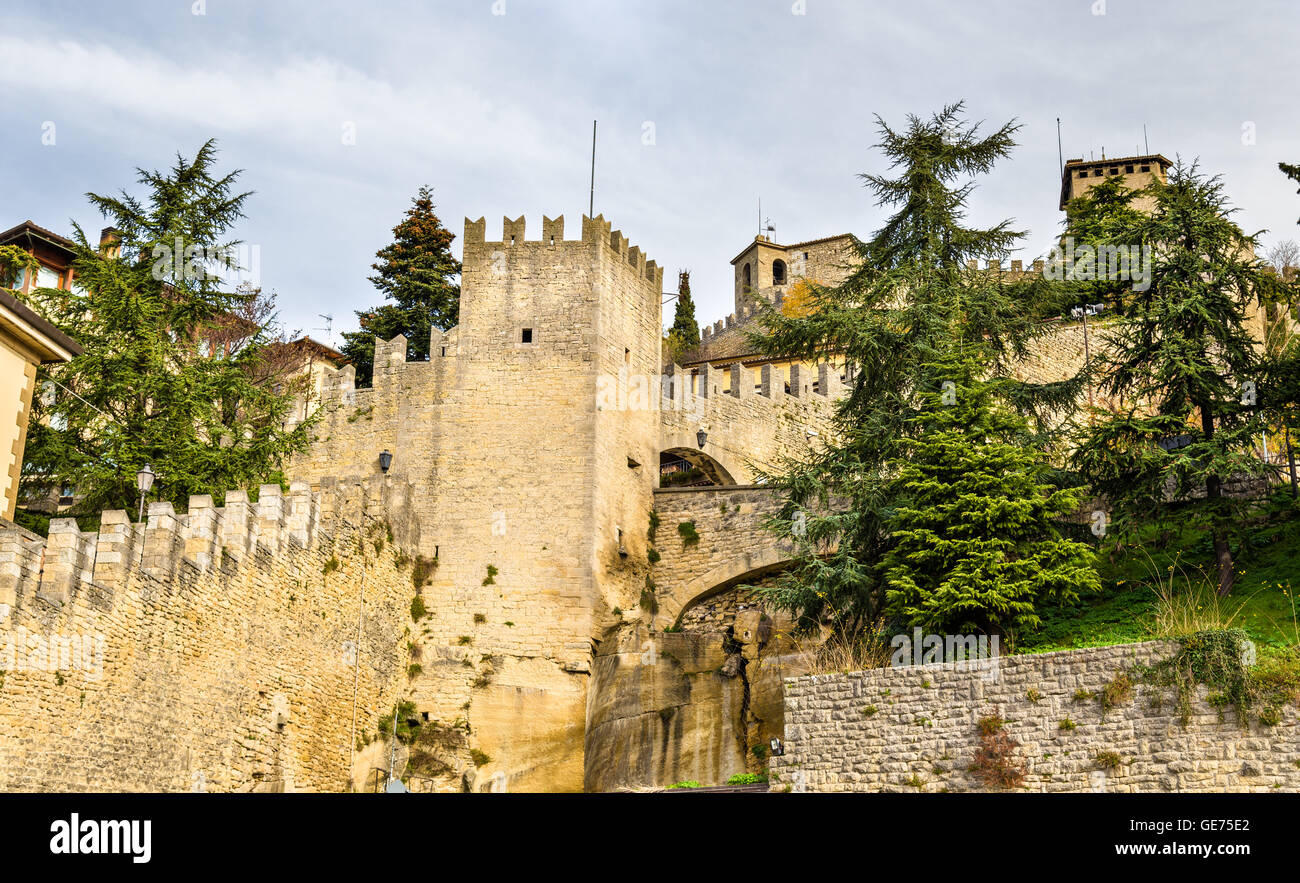 Vista delle mura della città di San Marino Foto Stock