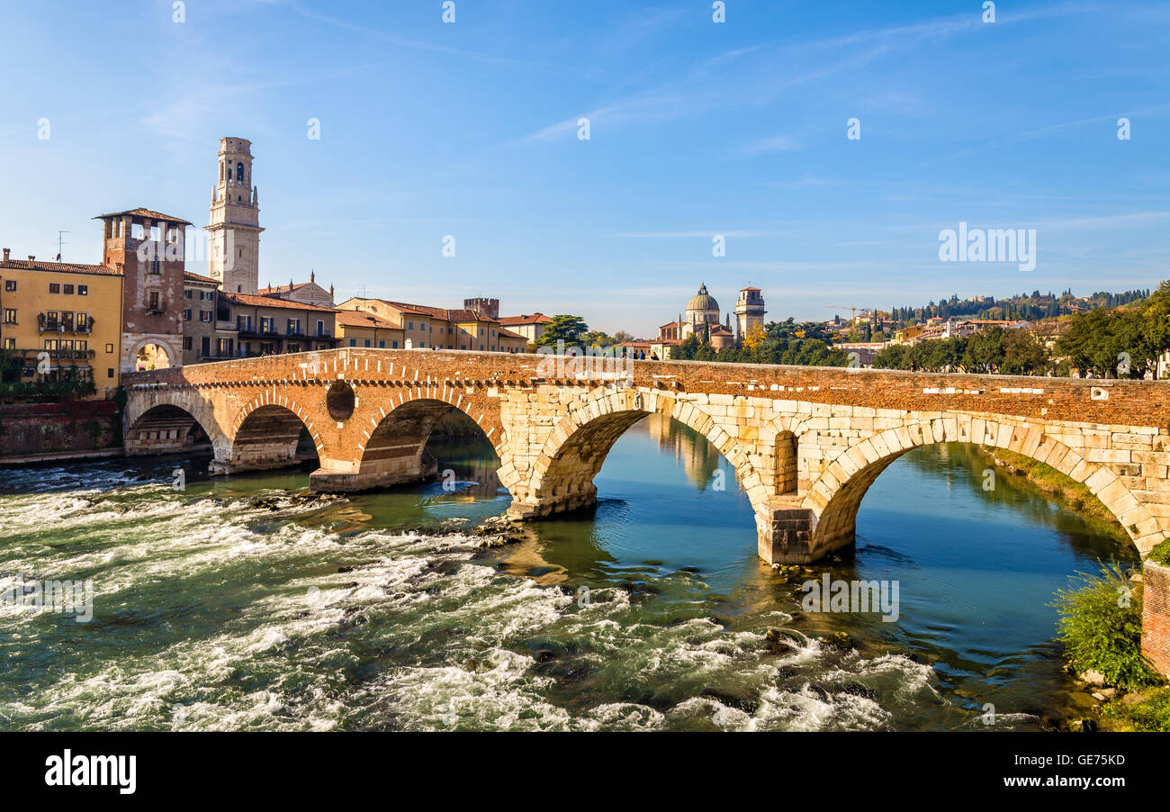 Ponte Pietra (ponte di pietra) di Verona - Italia Foto Stock