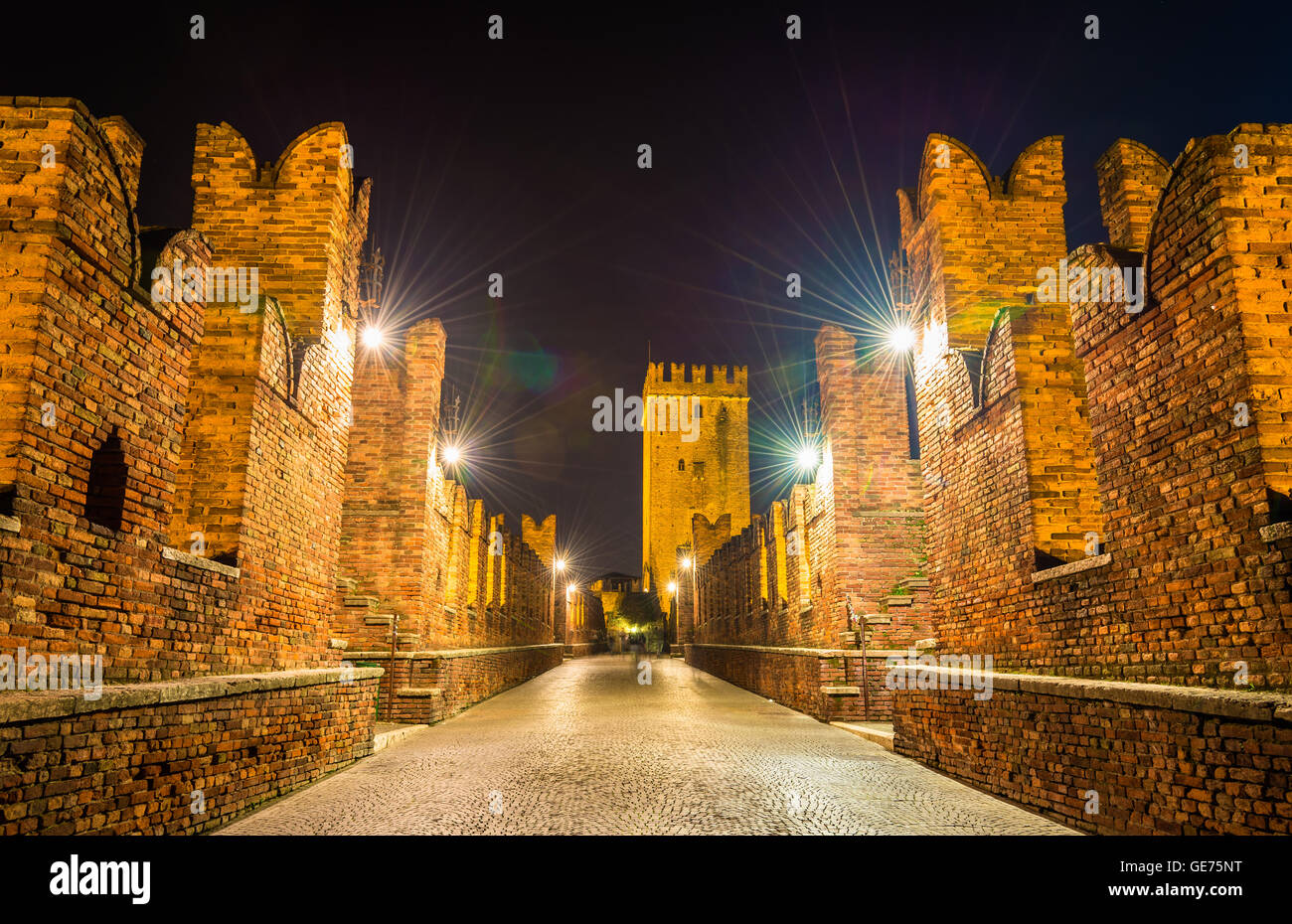 Sul ponte di Castelvecchio di Verona - Italia Foto Stock