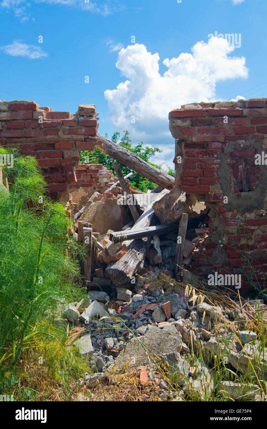 Rotture di travi di un crollo del tetto in edificio abbandonato Foto Stock
