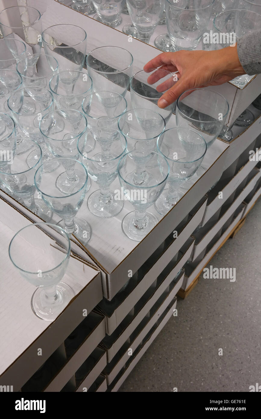 Vassoi di cartone con bicchieri di vino Foto Stock