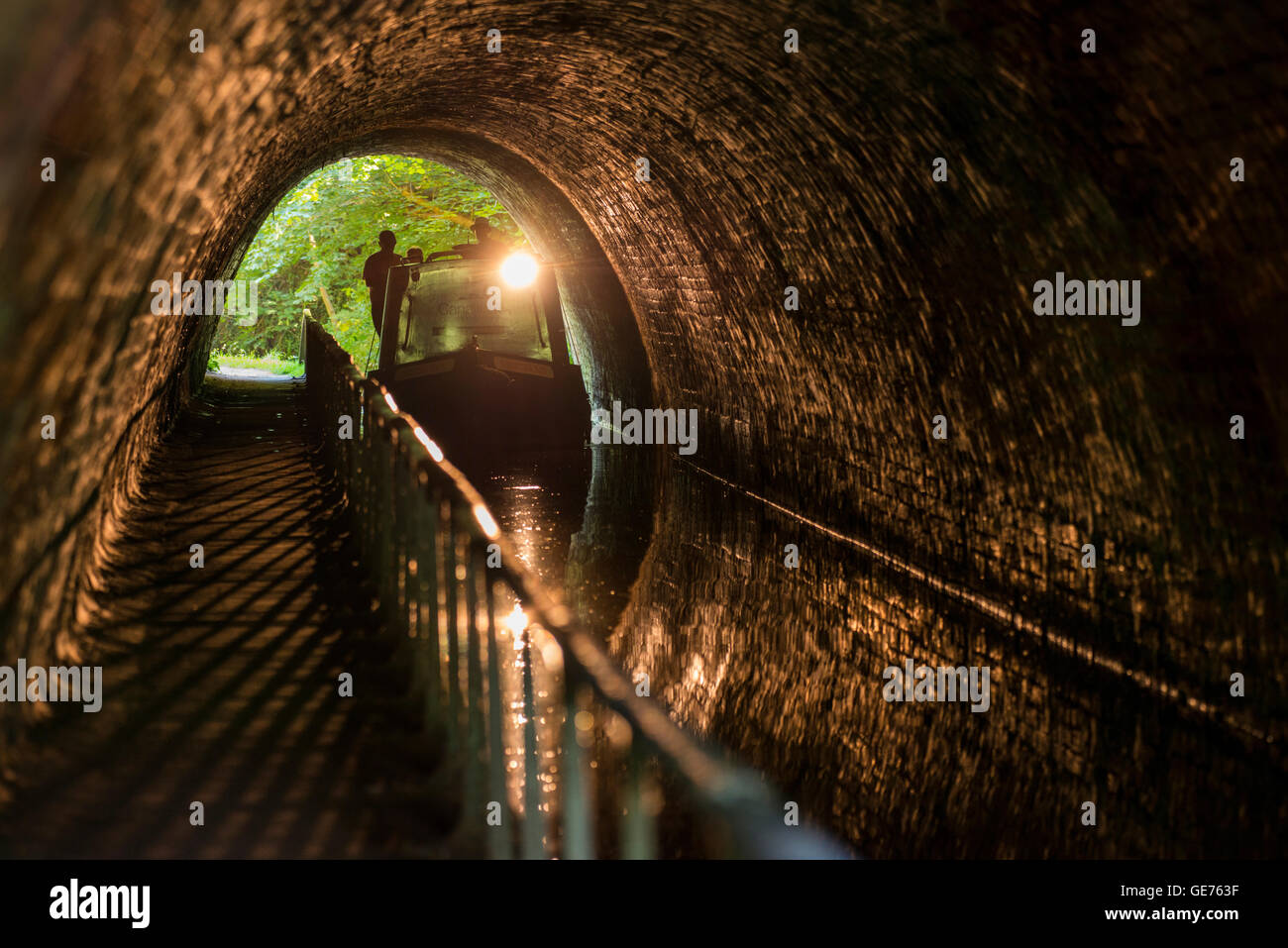 Un canal boat passando attraverso il tunnel di Ellesmere in Llangollen Canal nello Shropshire. Foto Stock