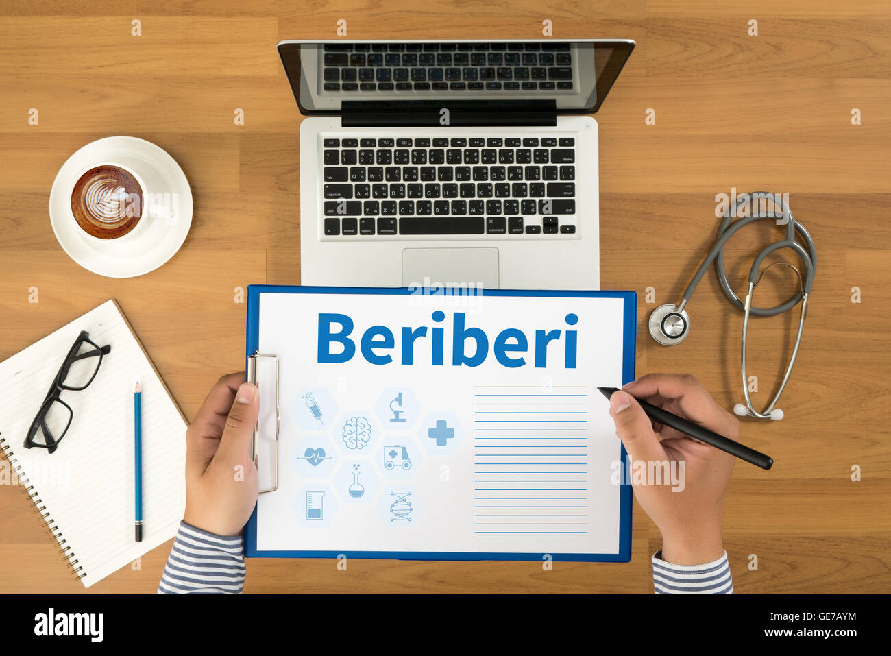 Beriberi medico iscritto i record medici sulla clipboard, attrezzature mediche e desktop su sfondo, vista dall'alto, caffè Foto Stock