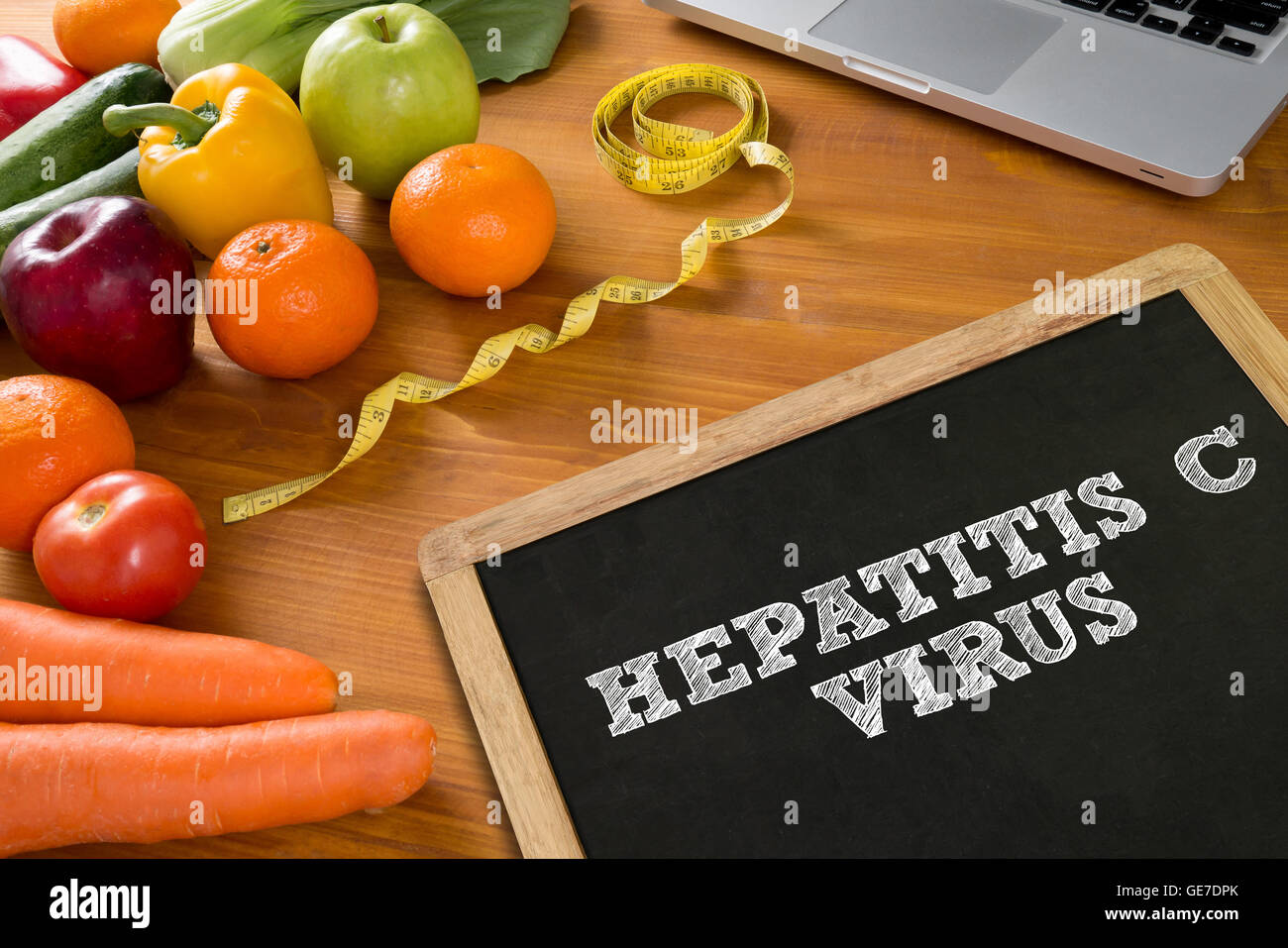 Il virus dell epatite C Fitness e perdita di peso concetto, frutta e nastro di misurazione su un tavolo di legno, vista dall'alto Foto Stock