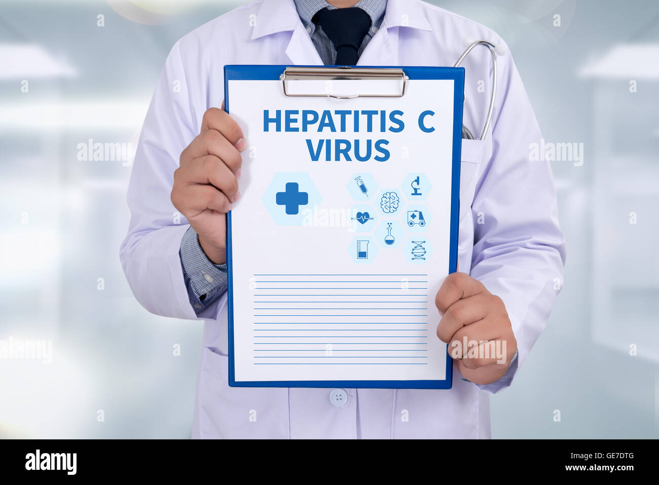 Il virus dell epatite C Ritratto di un medico iscritto una prescrizione Foto Stock