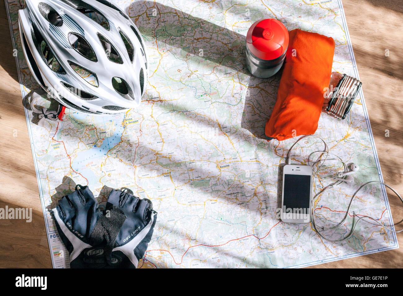 Accessori per biciclette sparsi sulla mappa durante la pianificazione di un viaggio in bicicletta nelle montagne polacche. Foto Stock