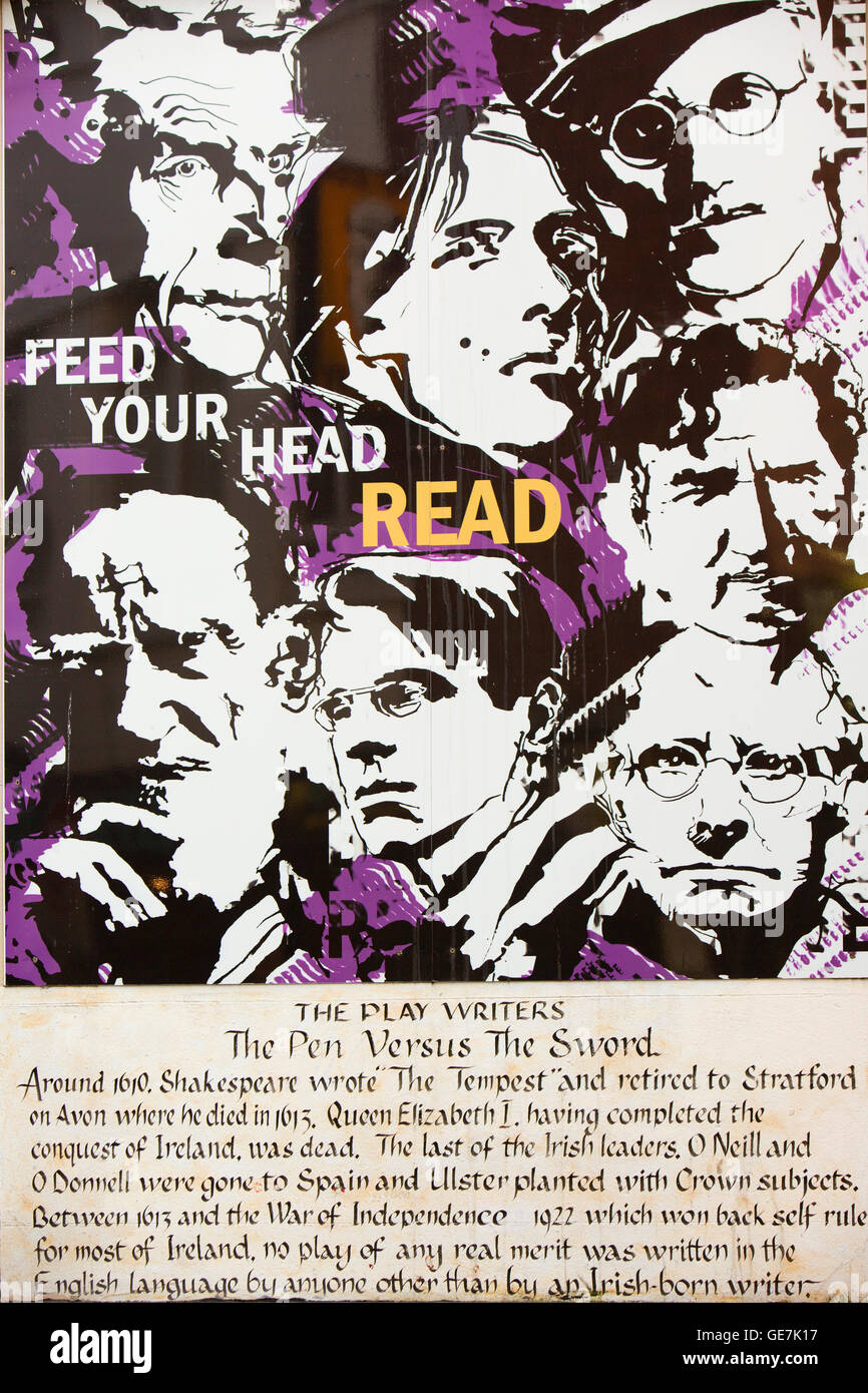 Irlanda, Dublino, Temple Bar, Aston Place, l'icona a piedi, gioco irlandese scrittori, penna contro la spada. Nutrite la vostra testa, leggere. Foto Stock