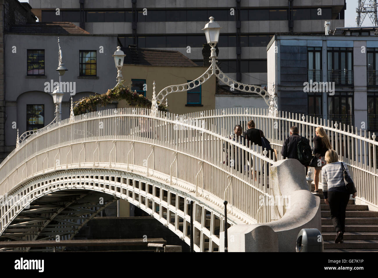 Irlanda, Dublino, Halfpenny ponte sopra il fiume Liffey Foto Stock