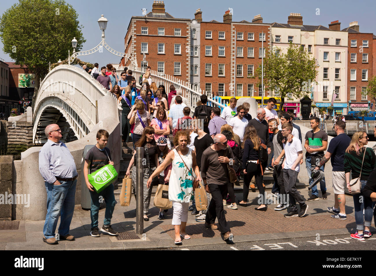 Irlanda, Dublino, folla di visitatori su1816 Halfpenny ponte sopra il fiume Liffey Foto Stock