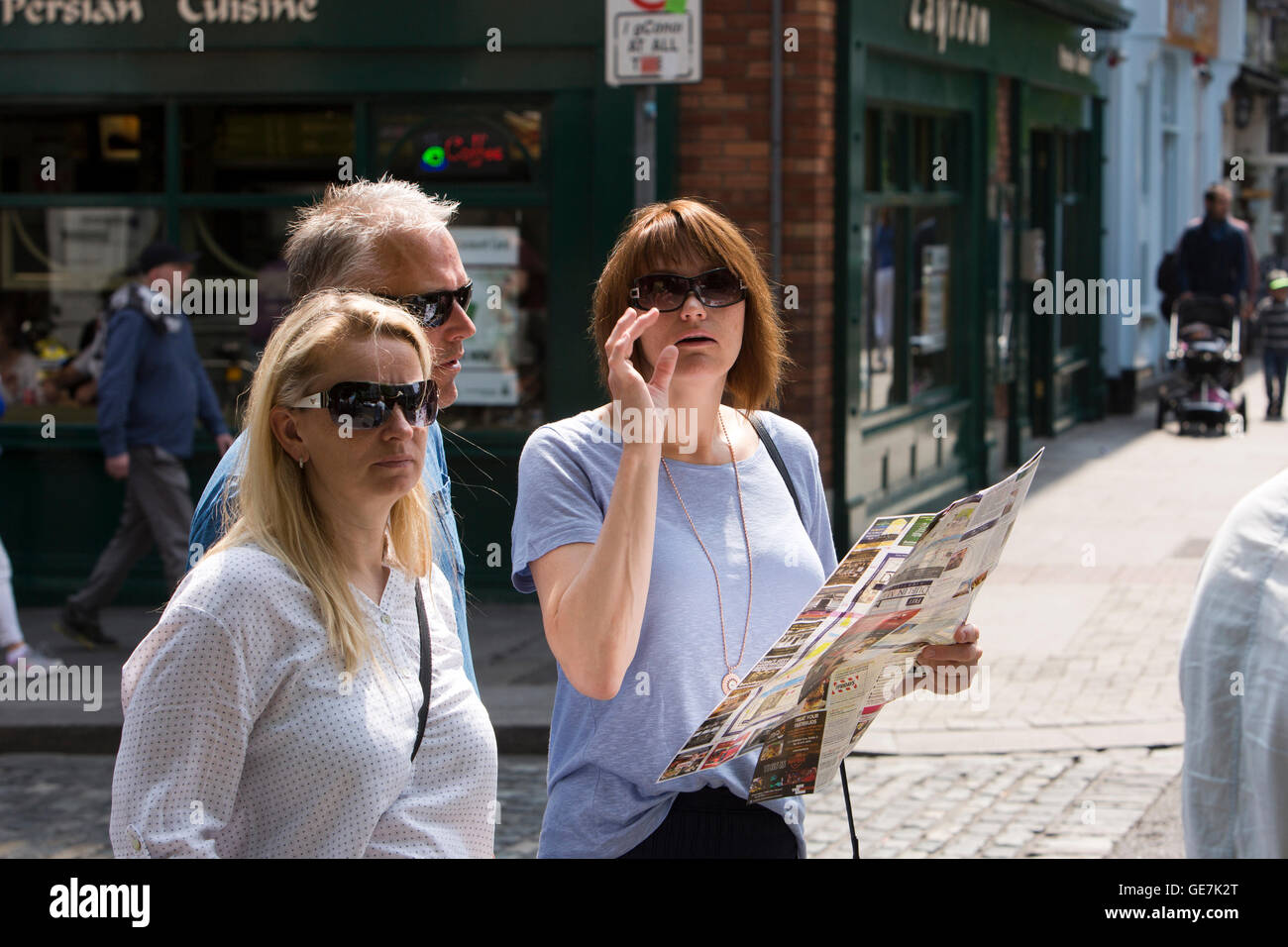 Irlanda, Dublino, Temple Bar, il Parlamento Street, turisti in cerca della mappa su angolo di strada Foto Stock