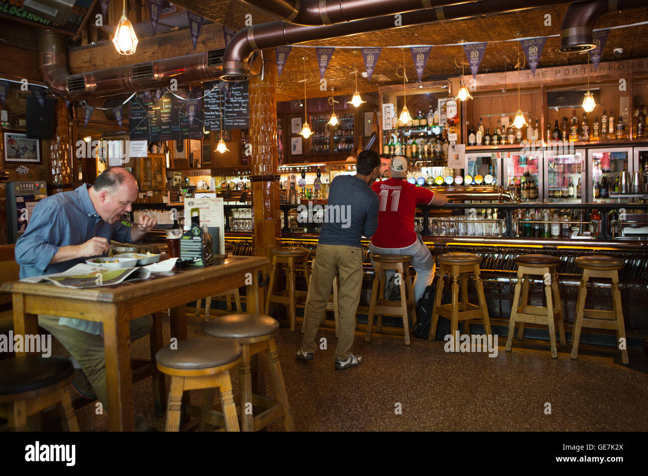 Irlanda, Dublino, Temple Bar, il Parlamento Street, Osteria Pub interno Foto Stock