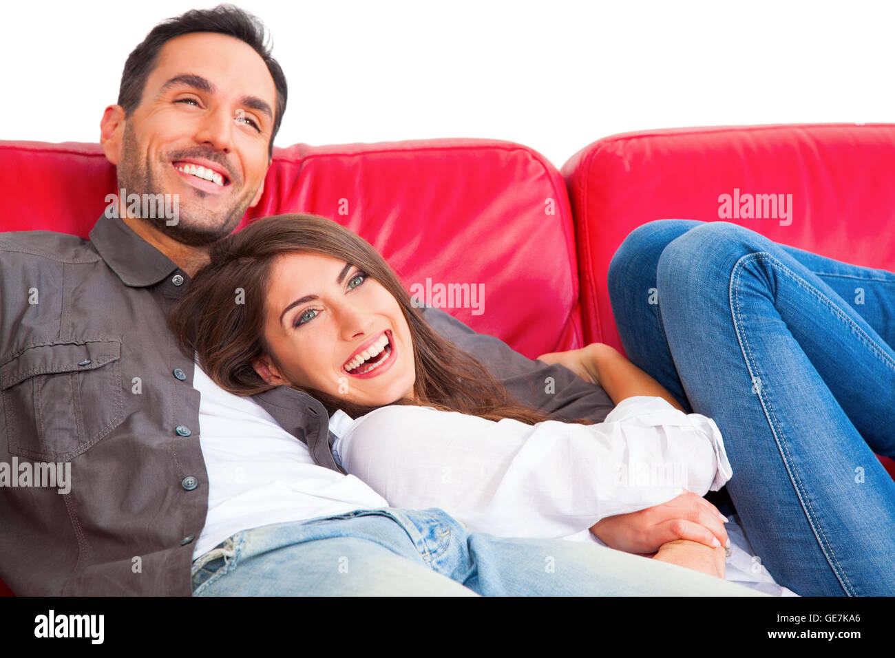 Allegro coppia giovane rilassante sul divano. Amorevole maschio e femmina sono partner in casuals. Essi sono trascorrere il tempo libero isolato Foto Stock
