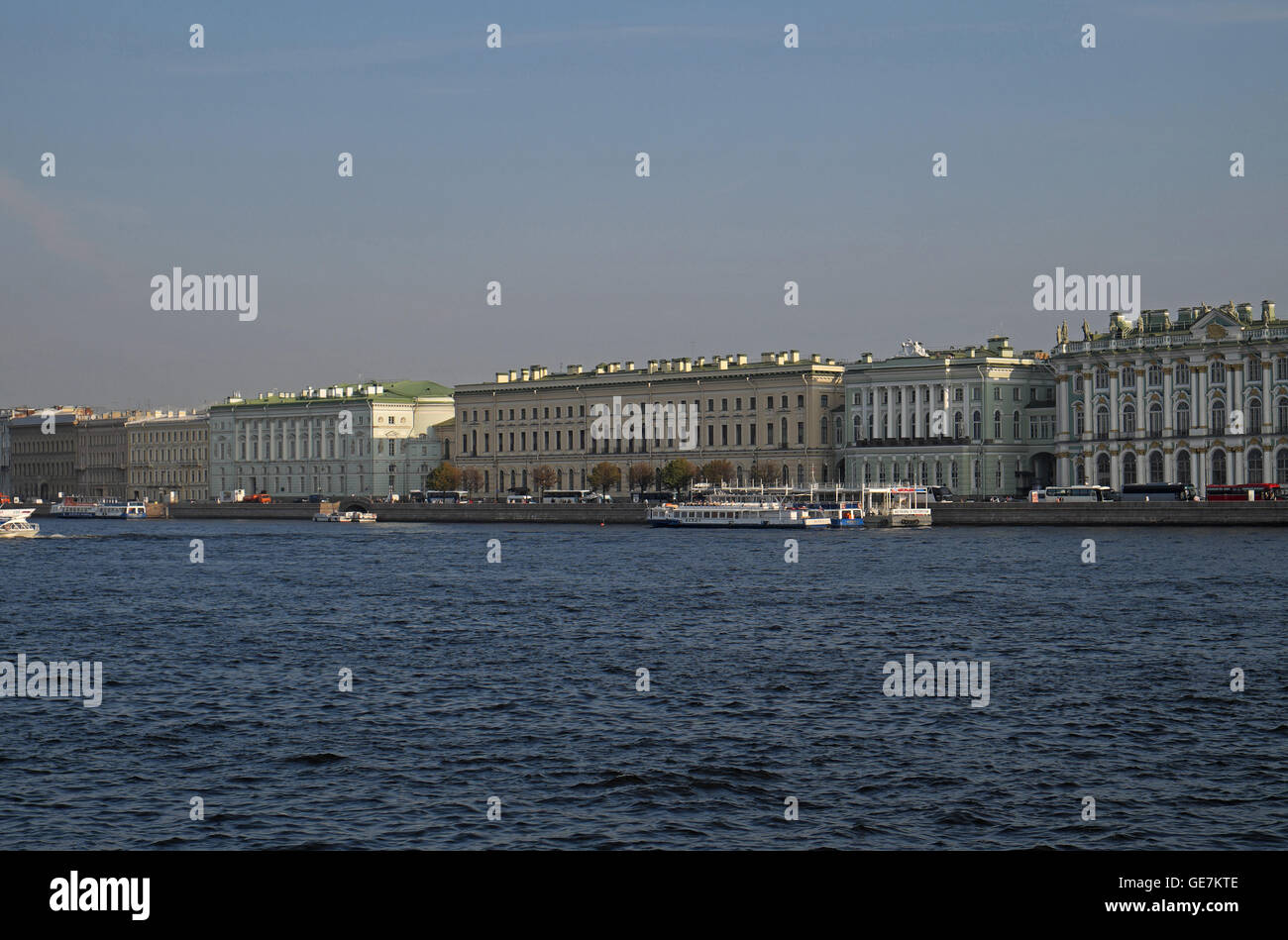 Palazzo d'inverno (estrema destra), stato Hermitage Museum e il teatro hermitage visto oltre il fiume Neva, San Pietroburgo, Russia. il russo Foto Stock