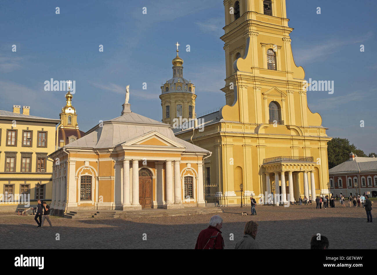 Il Boathouse (sinistra) e la Cattedrale dei Santi Pietro e Paolo, la fortezza dei Santi Pietro e Paolo, San Pietroburgo, Russia. Foto Stock