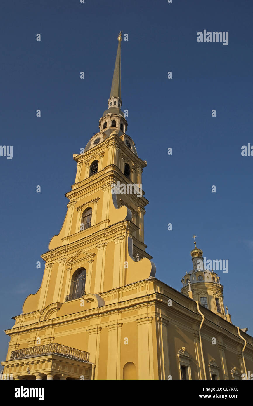 La guglia della Cattedrale dei Santi Pietro e Paolo, la fortezza dei Santi Pietro e Paolo, San Pietroburgo, Russia. Foto Stock