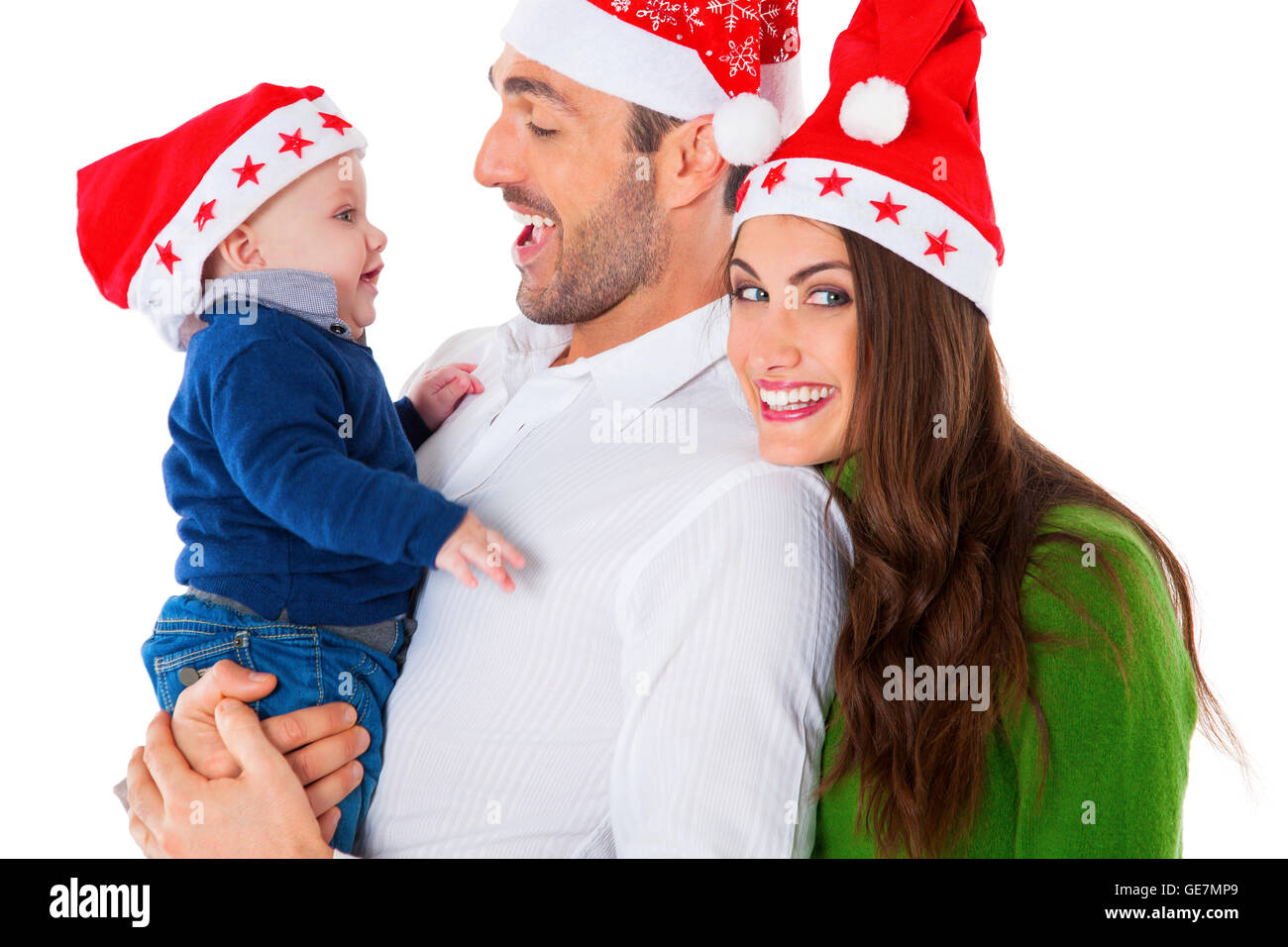 Una foto dei genitori felici con baby boy. Famiglia di tre sono indossando cappelli di Babbo Natale. Essi sono in casuals isolato su bianco backgrou Foto Stock