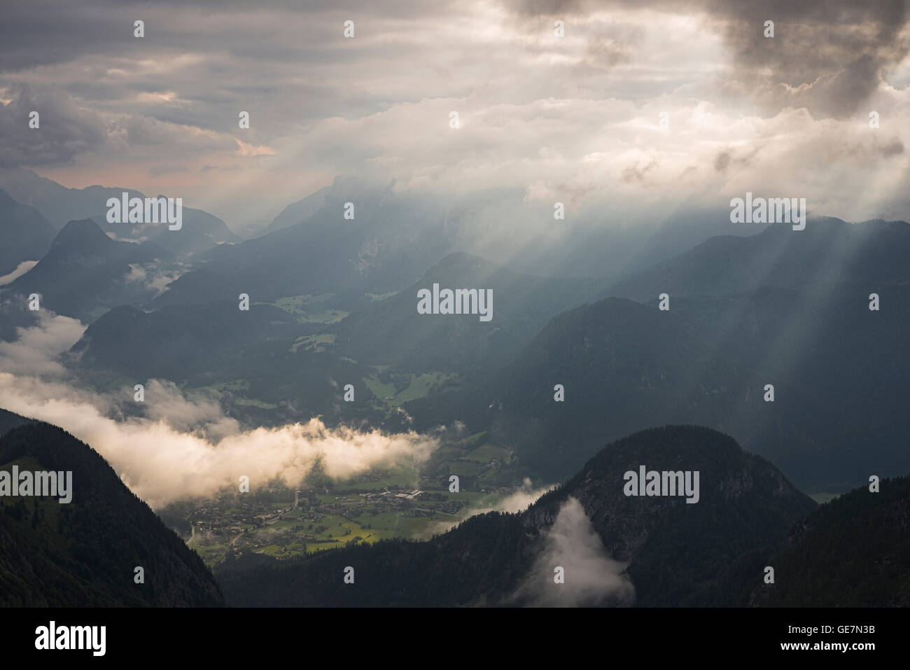 Cielo drammatico con Sunray e pioggia nuvole sulla città di Lofer e Reiteralpe montagne delle Alpi in Europa, Salisburgo, Austria Foto Stock