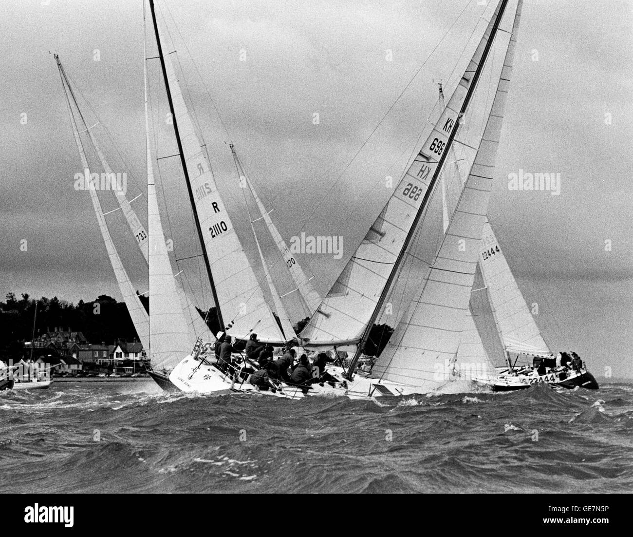 AJAXNETPHOTO. Agosto, 1979. SOLENT, Inghilterra. - ADMIRAL'S CUP - 2ND INSHORE RACE START - (L-R) BLIZZARD (GBR), APOLLO IV (cantare), formidabile (Antille), VANGUARD (HK), Ariete (USA). Foto:JONATHAN EASTLAND/AJAX REF:()YAR ADMIRALS CUP FLEET 1979 Foto Stock